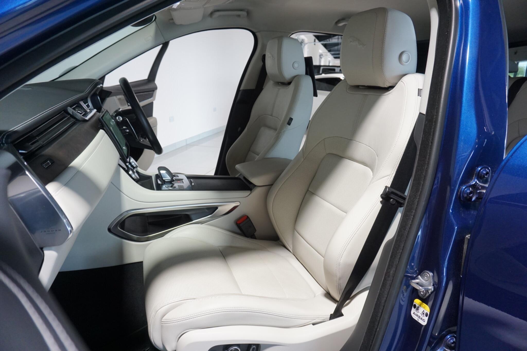 Jaguar F-PACE 3.0 D300 MHEV R-Dynamic SE SUV 5dr Diesel Auto AWD Euro 6 (s/s) (300 ps)